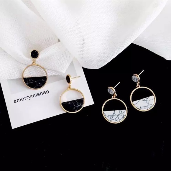 Danity circular white marble and gold earrings - Picture 2 of 5